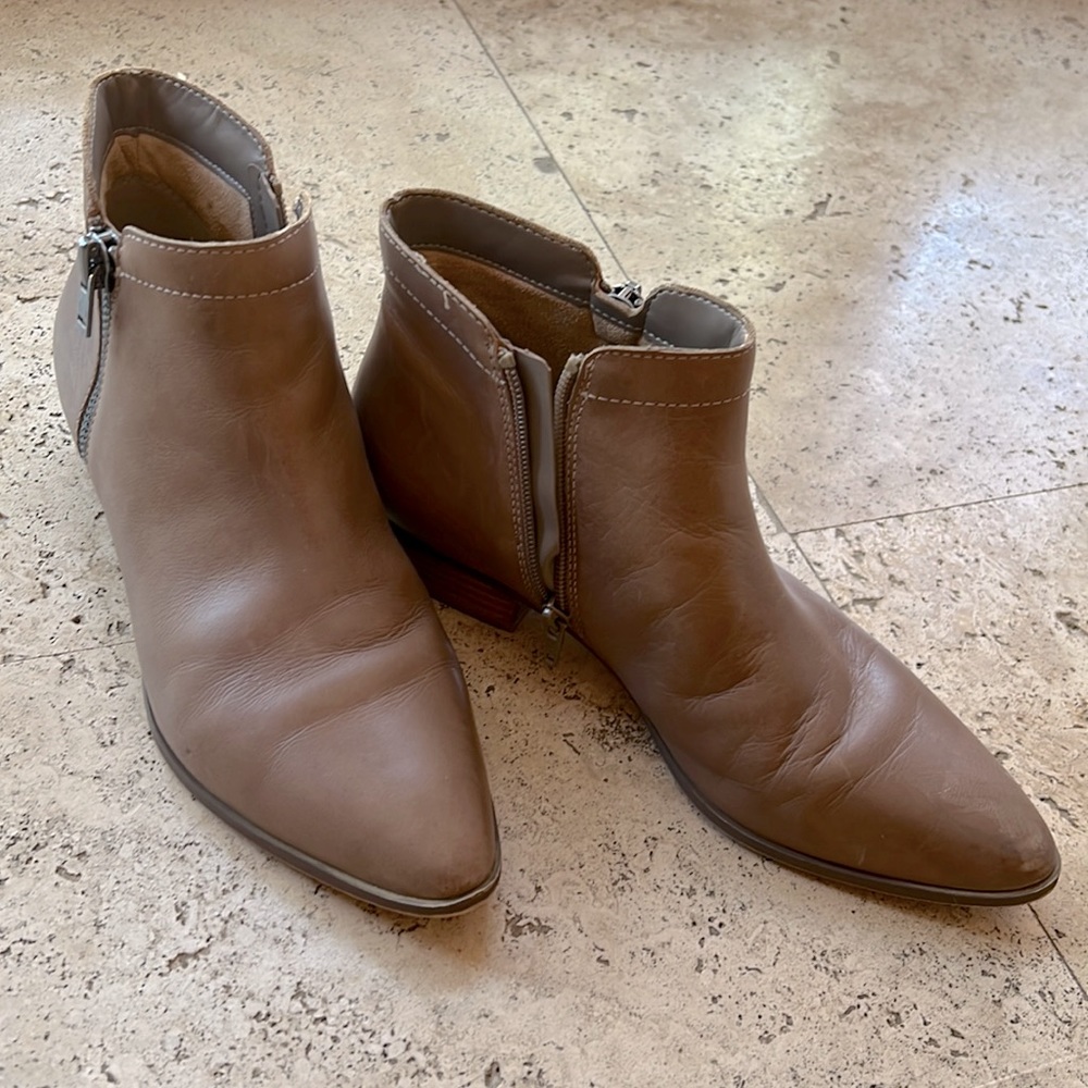 Naturalizer Women’s ankle boot, almond toe